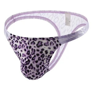 String sexy avec un motif léopard
